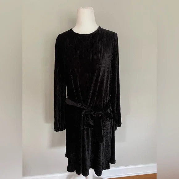 🆕 VICI Harlyn Velvet Tie Dress-Black - Picture 6 of 9